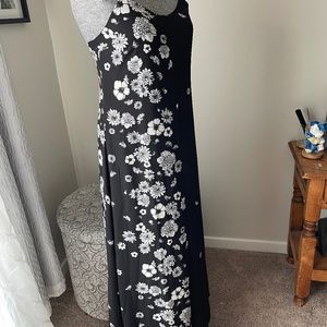Flowy black and white flowered maxi dress. Size M